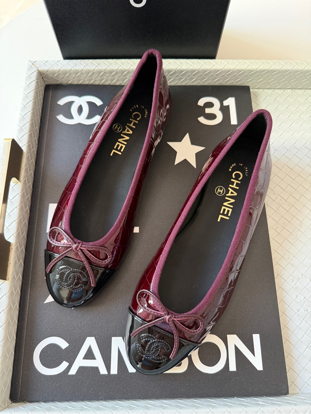 Chanel 26A Burgundy Croc Embossed Patent Metiers Black Cap Toe Ballet Flats 41 - Picture 6 of 17